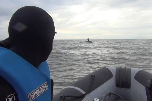 Бійцям ДСНС довелося рятувати двох горе-рибалок, які попри штормове попередження вийшли на човні на риболовлю