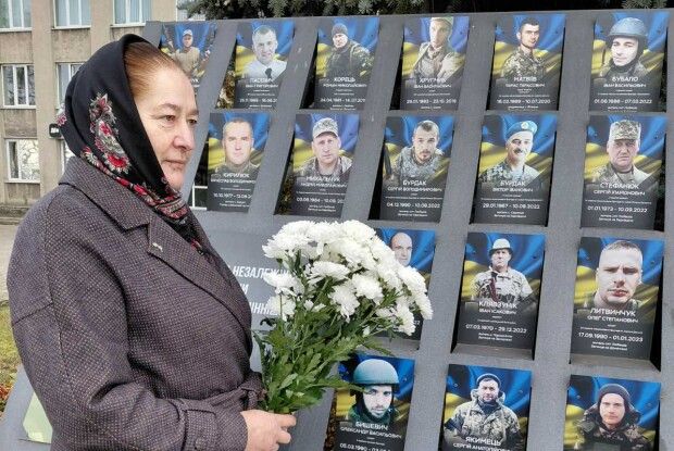 Волинянка створила книгу про сина-Героя та 14 його побратимів, що полягли в одному бою