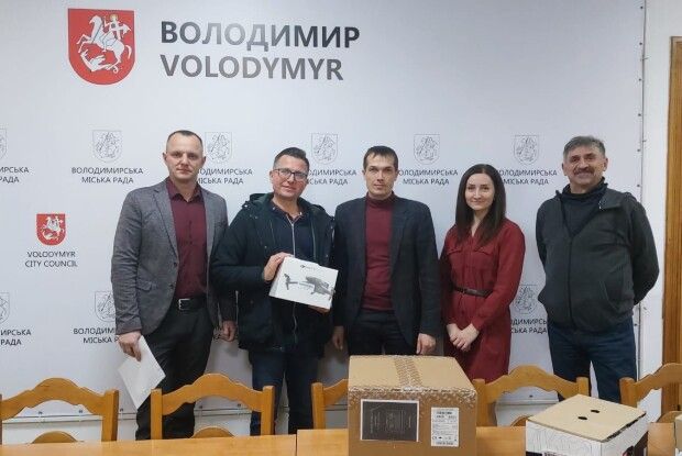 Із Польщі на Волинь передали квадрокоптер і зарядну станцію для наших військових