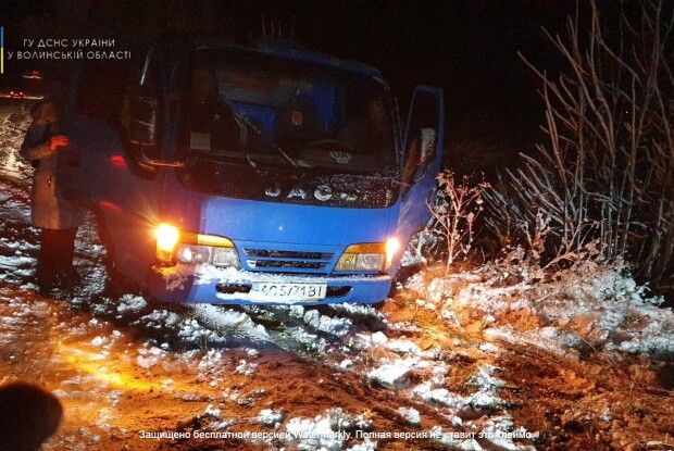 Горохівські рятувальники витягнули вантажівку, яка везла до лікарні травмованого 