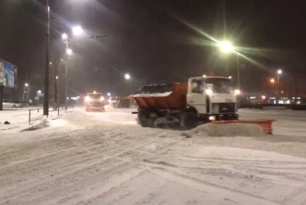 На «Жигулях» чи «Ниві»: мер Луцька посеред ночі проїхався слідом за снігоприбиральною технікою (Відео)