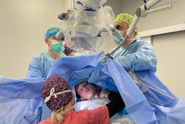Під час операції на мозку дитину довелося... розбудити