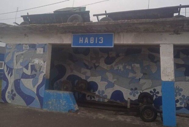 У селі на Волині невідомі витягли вози та колодязь на дах зупинки 