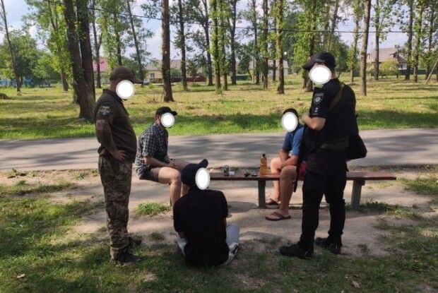 У селищі на Волині вручали повістки чоловікам, які вживали алкоголь (Фото) 