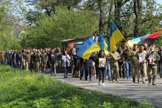 Близько 10 священників і сотні людей: на Волині прощалися із 29-річним Захисником (Фото)