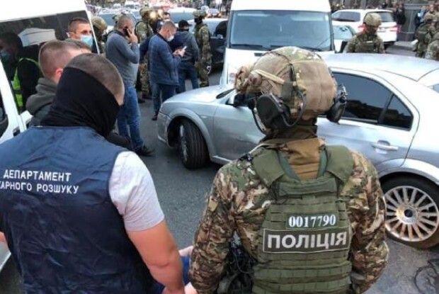 На столичному Хрещатику бійці КОРДу зі стріляниною затримали розбійників на «євроблясі» (Фото)