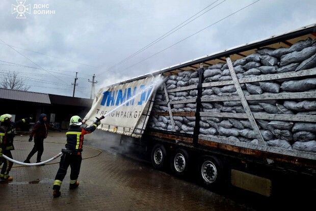 У селищі на Волині горіла вантажівка