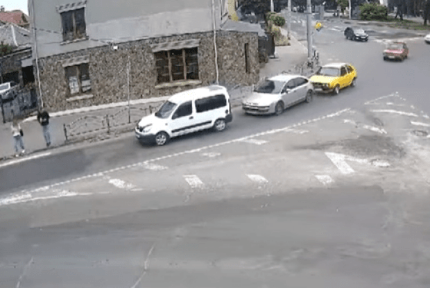 У Луцьку на вулиці Яровиця камери зафіксували подвійну аварію (Відео)