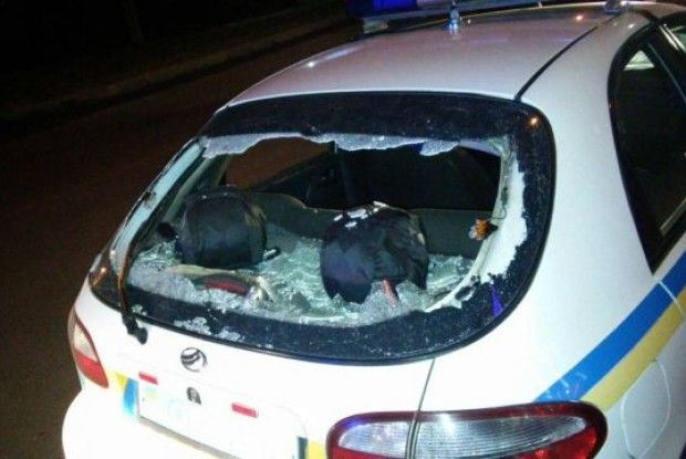 У Луцьку хлопці розбили скло спецавтомобіля та знімали це на відео