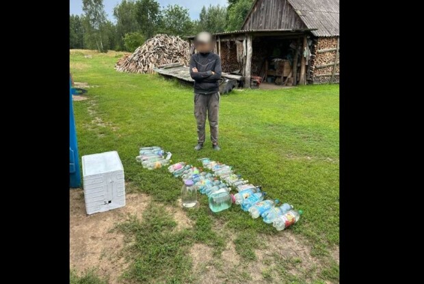 У селі на Волині поліцейські знищили аж 37 літрів самогону