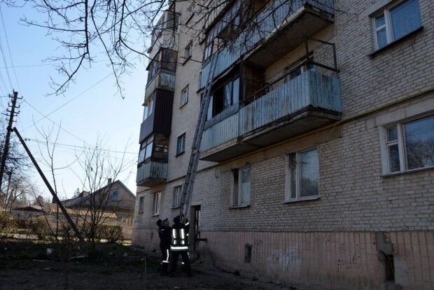 Впала і не могла піднятись: у Луцьку рятувальники допомогли літній жінці, яка опинилася за зачиненими дверима (Фото)