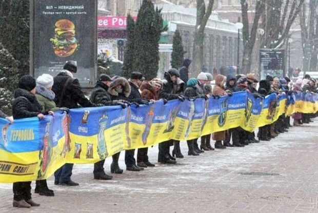 І волиняни доклали рук до створення прапора довжиною… 1 кілометр 59 метрів і 95 сантиметрів!