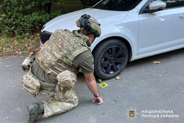 На Закарпатті жінка виявила під власним авто гранату 