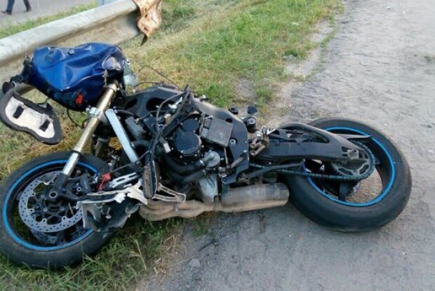 На Волині неповнолітній мотоцикліст влетів у транспорт на узбіччі
