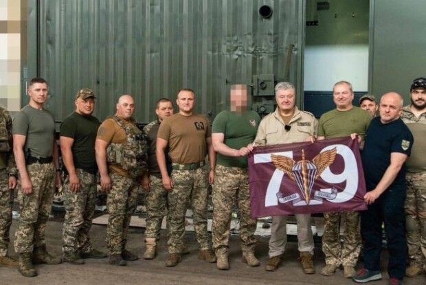 Порошенко привіз техніку в легендарну бригаду, яка тримає Мар’їнку