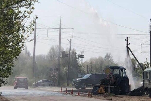 У Луцьку з-під землі б’є кількаметровий фонтан  (Фото)