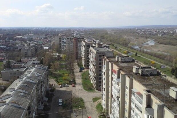 Коли приїхали поліцейські, хлопець вискочив з 8 поверху