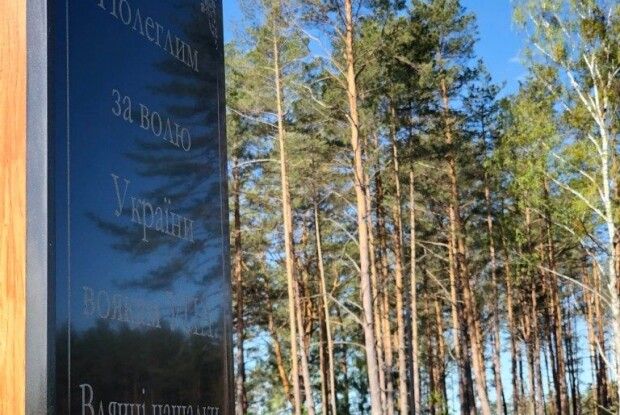 Камінь-Каширські лісівники показали місця поховань, за якими доглядають