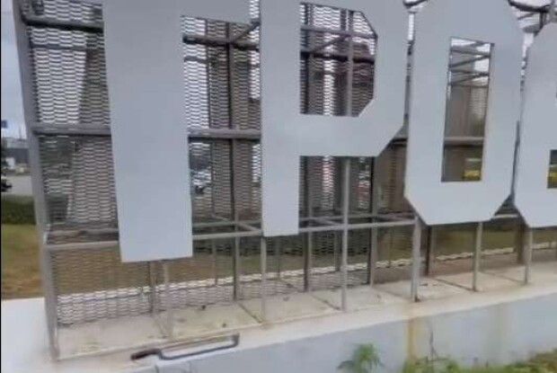 Заважала літера «Т». Киянин намагався пилкою перейменувати Троєщину 