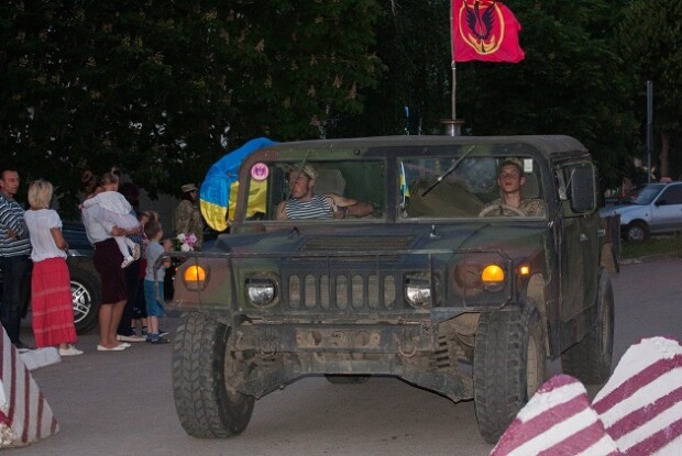 Українські морпіхи на «Хаммерах» повернулись з АТО (фото)