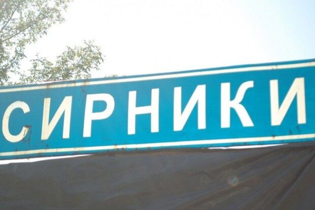 У Сирниках сьогодні відкриття оновленої зупинки, з якої мешканці зробили справжній мистецький куточок 