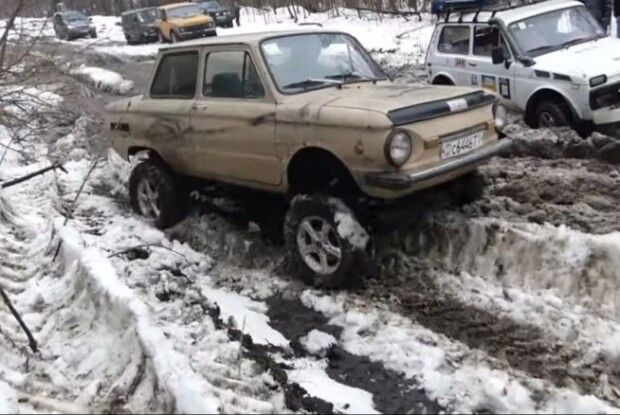 Можна й на ралі: у мережі показали «Запорожець», що пройде будь-яким болотом (Фото, відео)