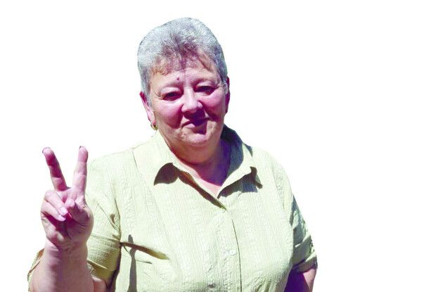 Мама двох воїнів із Нововолинська плете маскувальні сітки