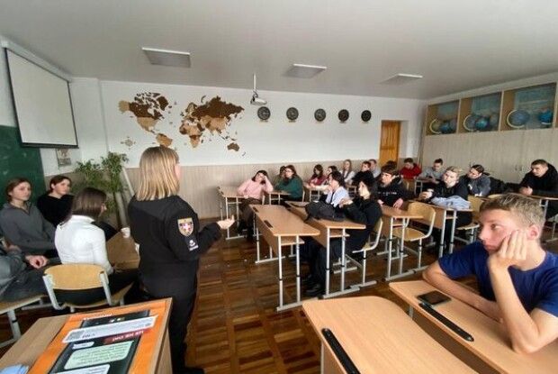 У Луцьку поліцейські провели для учнів виставу «За дверима» (Фото) 