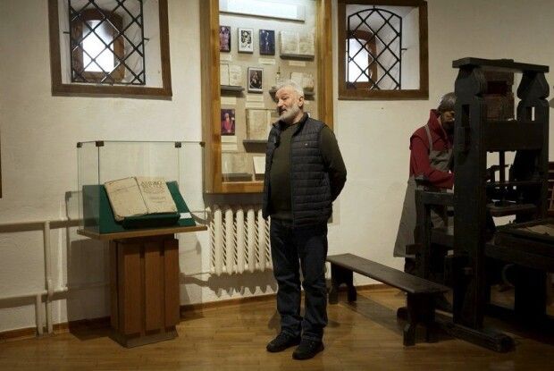 На Рівненщині зберігають 500-літню книгу з молитвою екзорцизму (Відео)