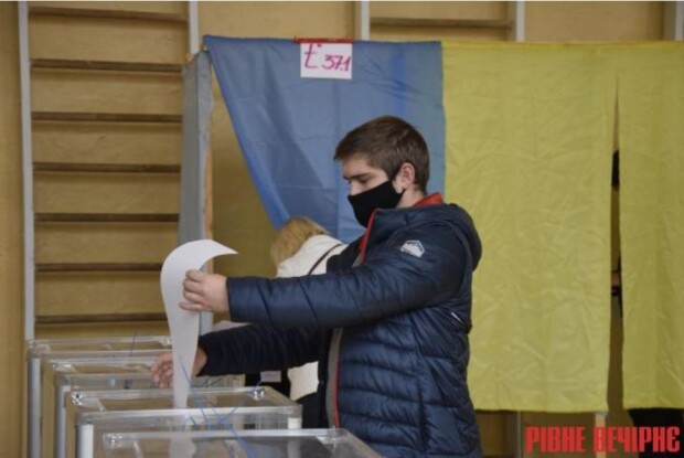 Жителі Рівненщини не поспішають обирати собі місцеву владу