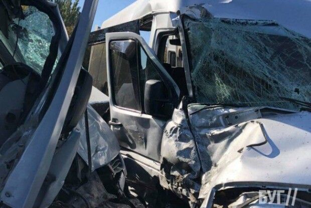 На Волині у ДТП потрапила маршрутка: одного пасажира довелося вирізати з салону (Фото)