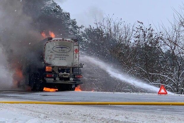 Прямо посеред дороги на Рівненщині горіла автоцистерна (Фото)