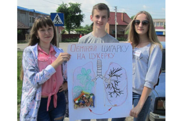 У селищі Ратне міняли цигарку на цукерку