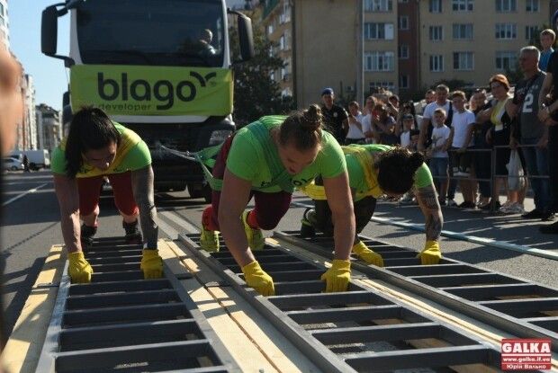 Три українки протягнули… п’ять бетонозмішувачів і встановили рекорд. Найцікавіше за тиждень