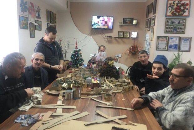 У Горохівському психоневрологічному інтернаті на Волині роблять окопні свічки (Фото)