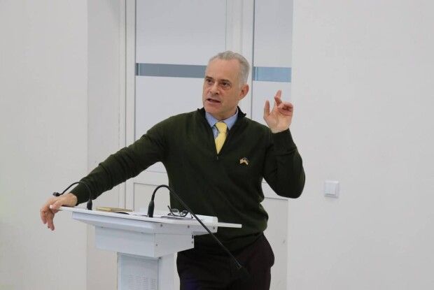 Лектор-волонтер з США презентував власний курс про демократію для волинських студентів