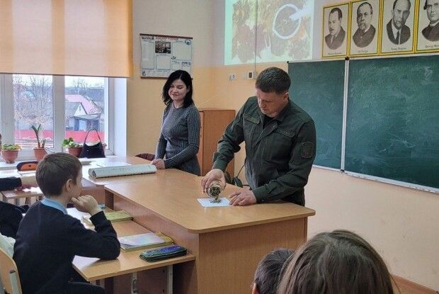 Волинська травниця розповіла школярам про лікарські рослини Шацького нацпарку