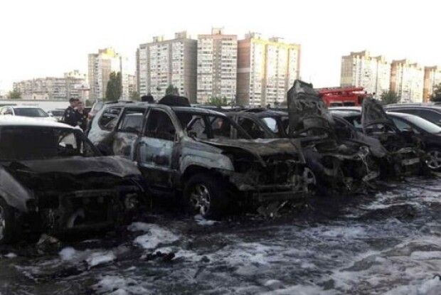 У Києві на стоянці згоріло кілька автомобілів