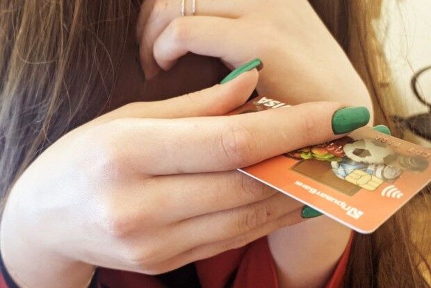 З банківської картки лучанки раптово зникло понад 20 тисяч гривень 