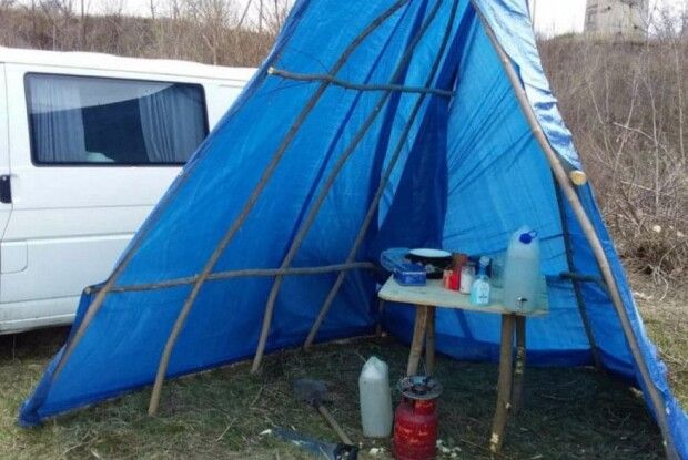 Житель Рівненщини після повернення з Італії оселився в наметі біля річки Горинь