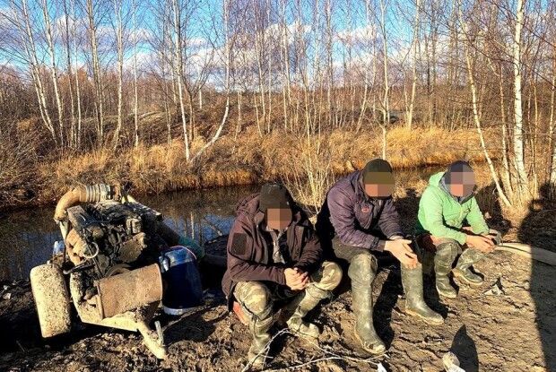 На Сарненщині поліцейські викрили трьох старателів під час видобутку бурштину (Фото)