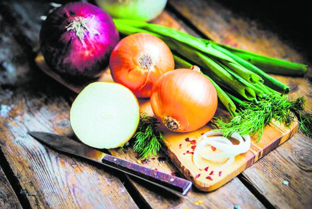 Сидить Марушка в семи кожушках – хто її роздягає, той сльози проливає