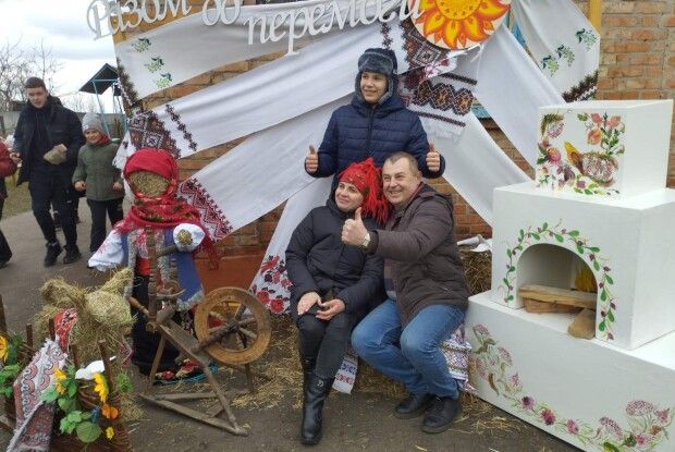 «Ви так надихаєте...»: у Луцьку на ярмарку збирали на пікап для 14 бригади (Фото)