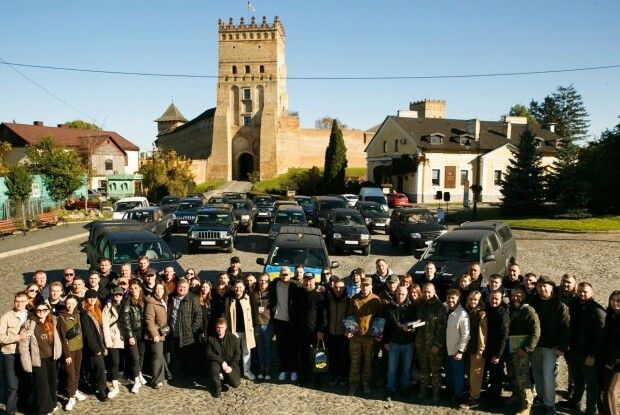 На Волині хор «Гомін» разом із волонтерами передав для ЗСУ 25 автівок