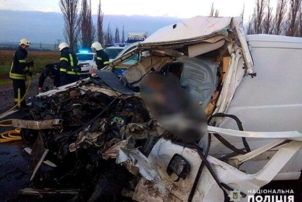 Бус із тілами померлих від COVID-19 врізався у вантажівку (Відео)