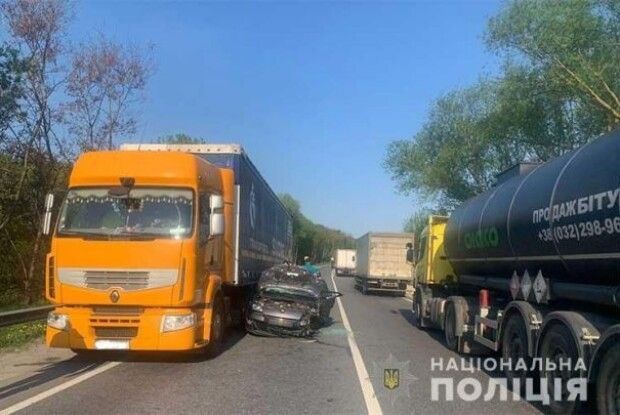 На Тернопільщині водійка з сімома дітьми у салоні вилетіла на смугу зустрічного руху (Фото)