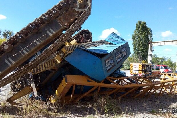 На заводі перекинувся кран: чоловіка затисло між конструкціями кабіни (Фото) 