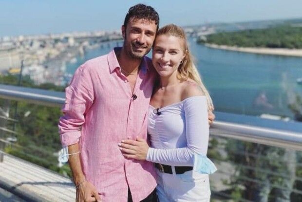 «Він нетиповий італієць». Харлан розповіла про початок стосунків із бойфрендом з Італії під час шлюбу з колишнім чоловіком (Відео)