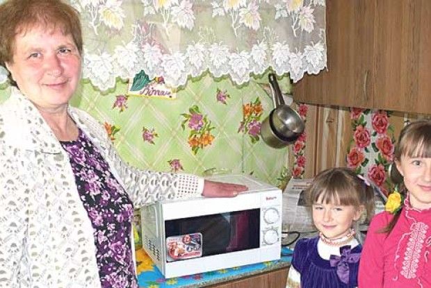 Із легкої руки директора Волинської пошти мікрохвильова піч дісталася нашій шанувальниці із 40–річним «стажем»