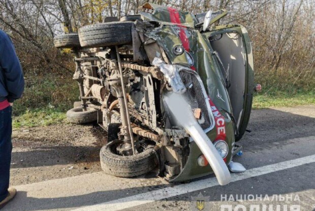 «Швидка», яка поспішала на аварію, зіткнулася з позашляховиком і перекинулася (Фото, відео)